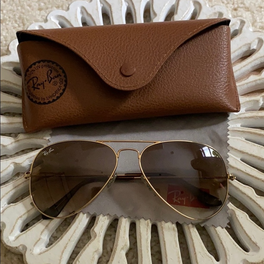 Women’s Gold Ray-Ban Aviators